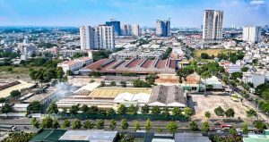 Toàn cảnh khu đô thị tại Bình Dương cũ với nhà xưởng thấp tầng xen lẫn cao ốc căn hộ phía xa
