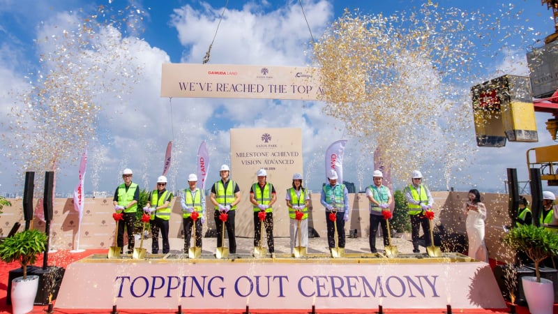 Lễ cất nóc hai tòa tháp cuối cùng của Gamuda Land với pháo giấy kim tuyến và banner Topping Out Ceremony