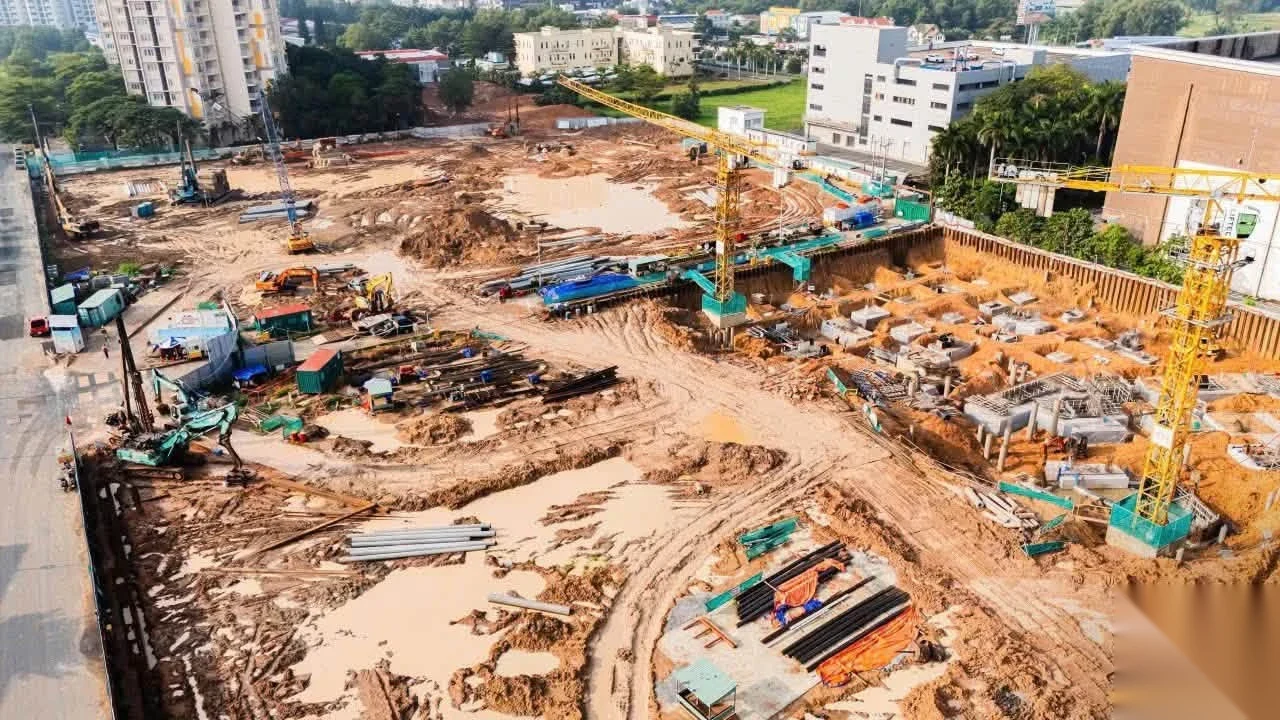 Khu vực đào đất và ép cọc tại công trường Norton Park, có cần cẩu tháp và tường vây tầng hầm