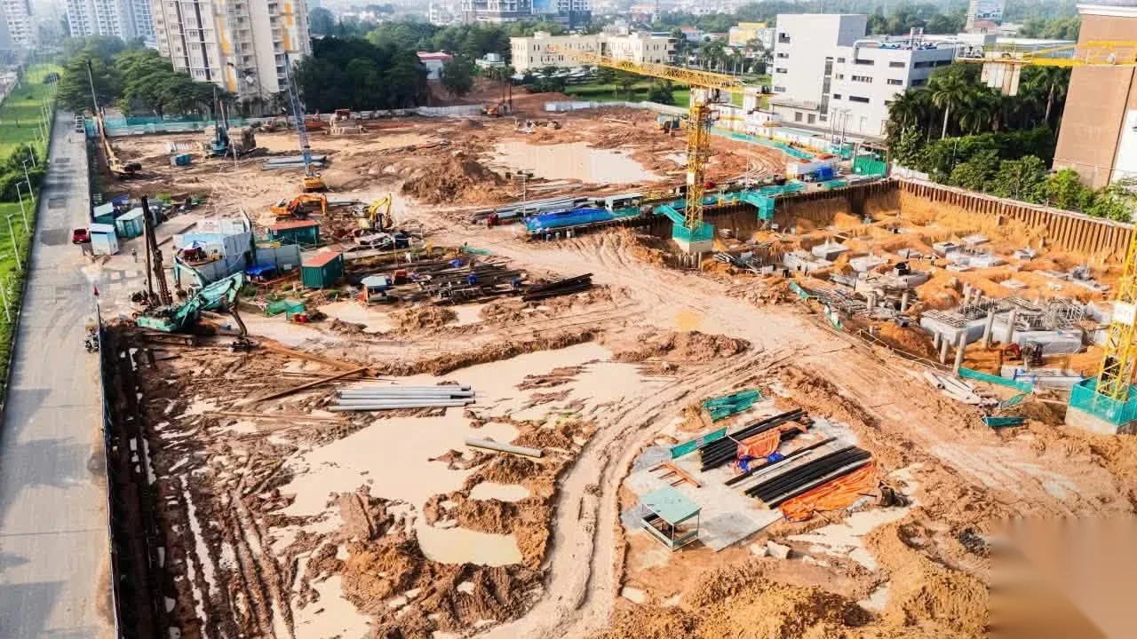 Công trường Norton Park nhìn từ trên cao với hệ tường vây và cấu kiện bê tông đúc sẵn tập kết tại chỗ