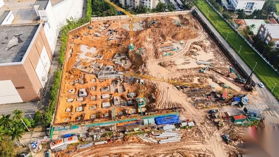 Khu vực thi công móng và tầng hầm Norton Park với hệ đài móng bê tông đang thành hình