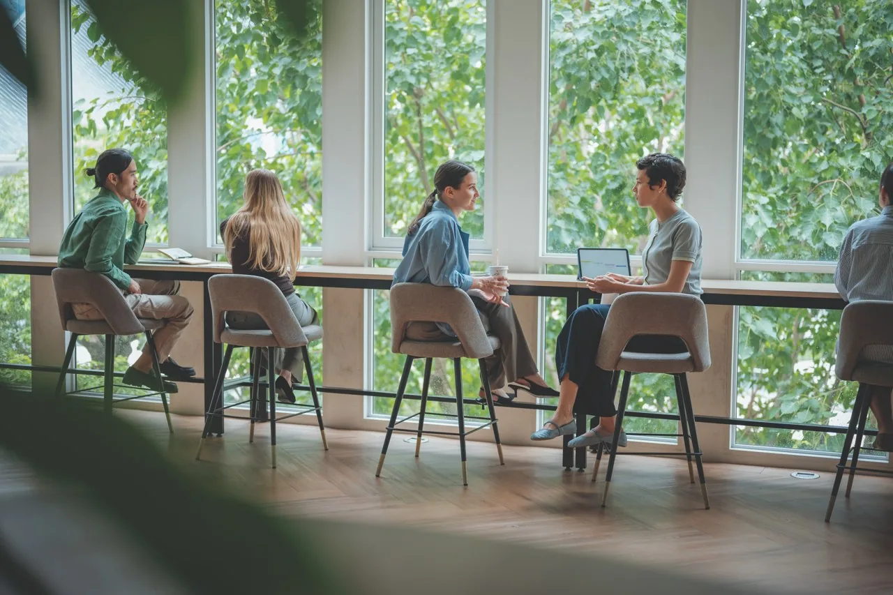 Work Hub của Norton Park với quầy làm việc hướng cảnh quan (hình ảnh minh họa)