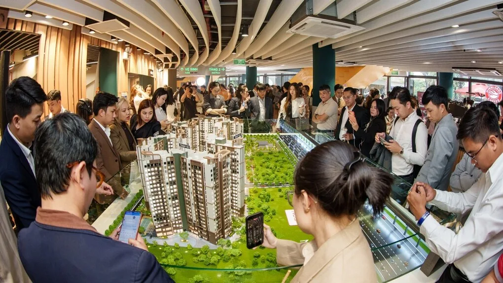 Khách tham dự sự kiện xem mô hình maquette dự án Norton Park
