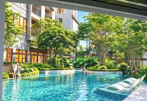 Hồ bơi cây xanh nội khu Norton Park với cư dân thư giãn bên hồ